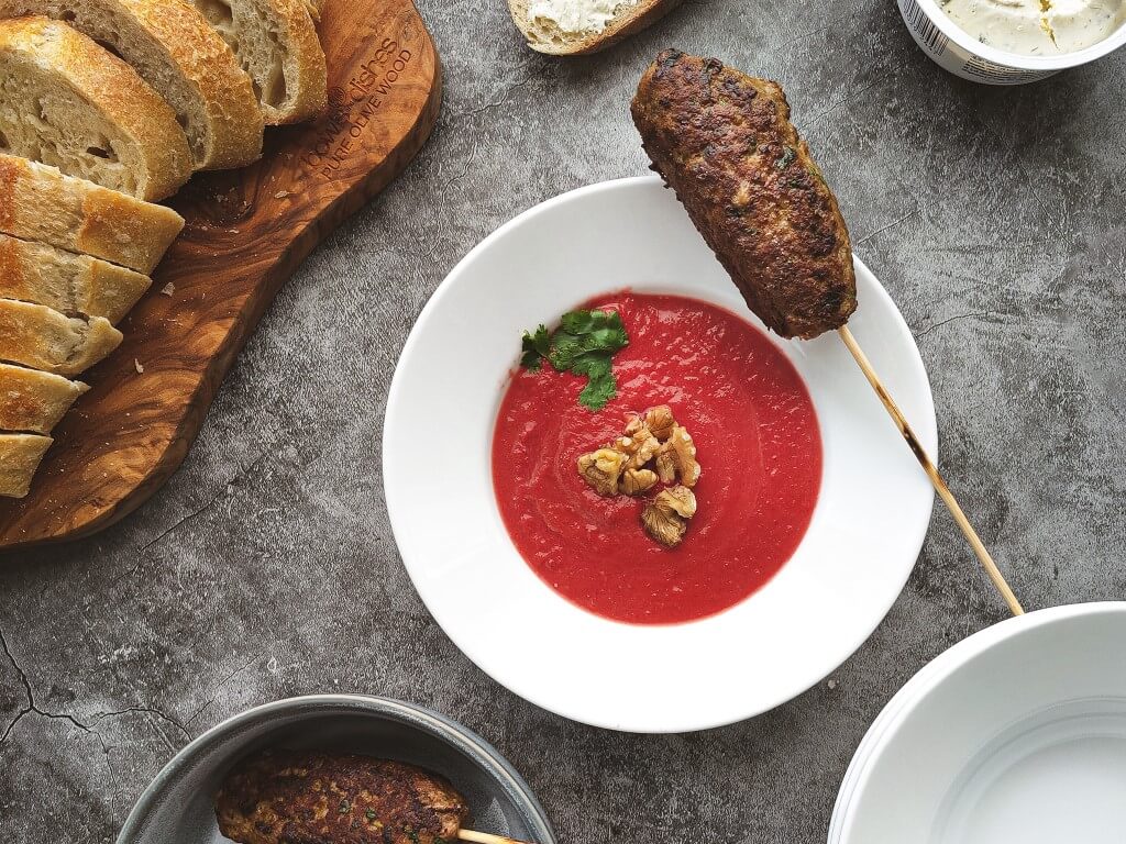 Ambachtelijke Bietensoep met Hartverwarmende Runderköftes: Een Liefdevol Culinaire Meesterwerk!